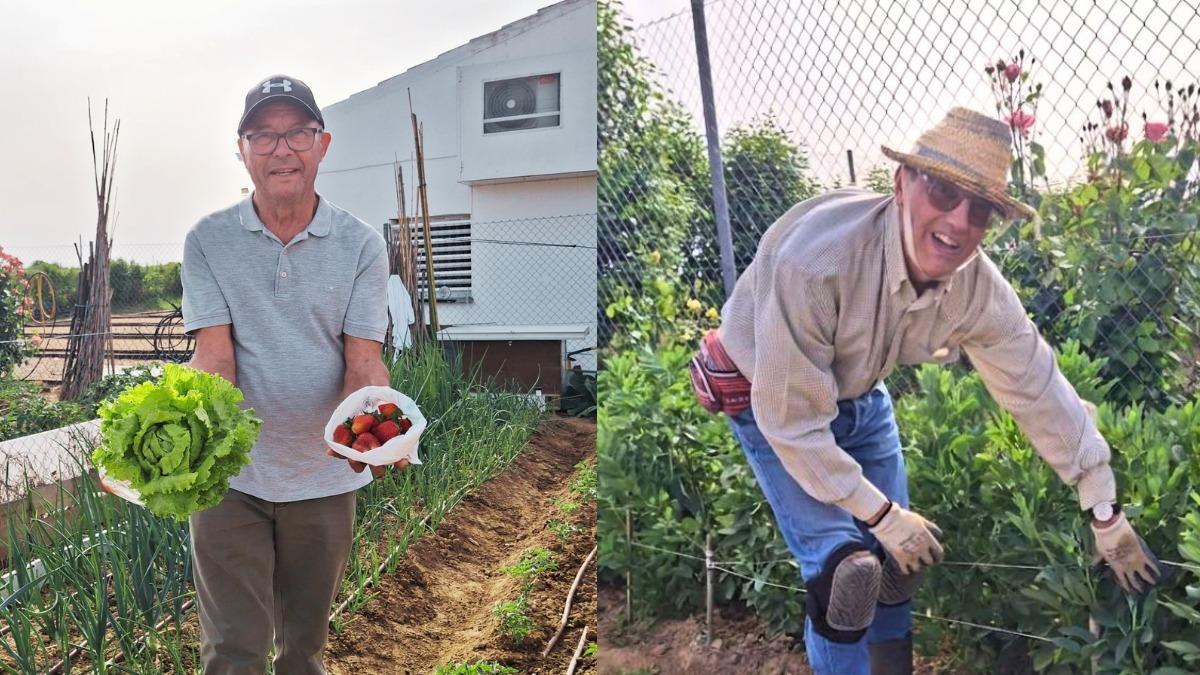 Florencio Prieto y Vicente Bermejo posan con su primera cosecha en los huertos urbanos de Llera.