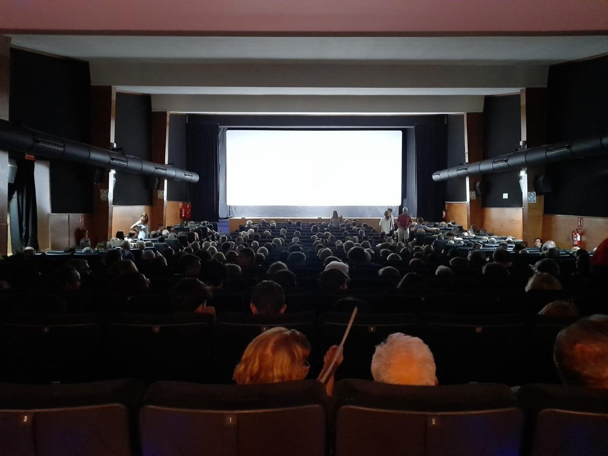 Los espectadores llenan la sala.
