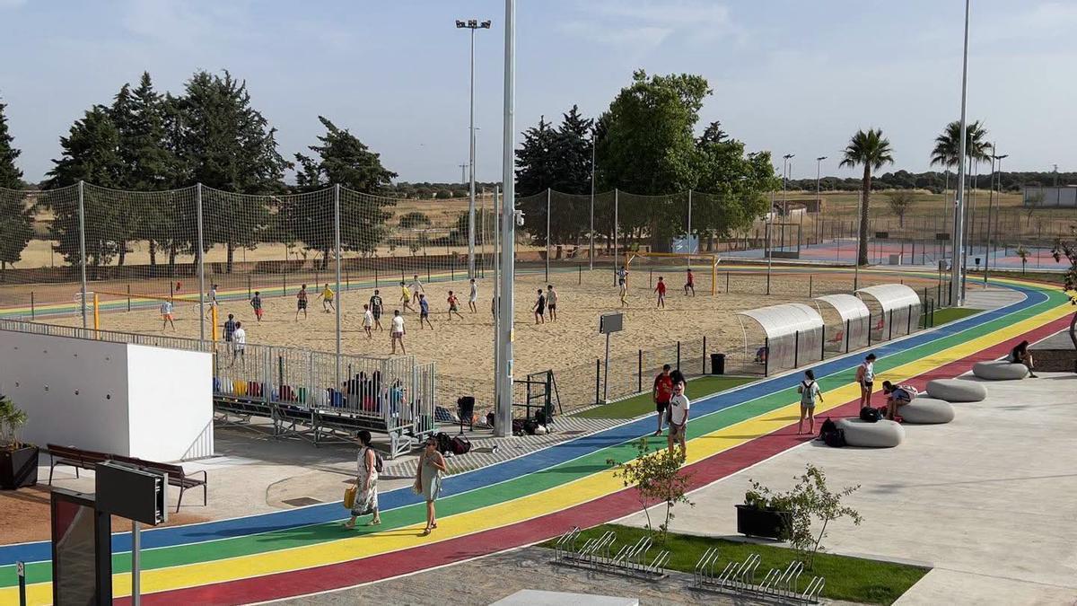 Panorámica de las instalaciones del polideportivo con el campo de fútbol playa.