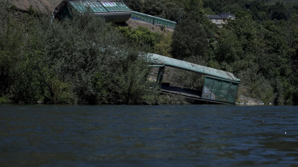 Los trenes arrojados al río