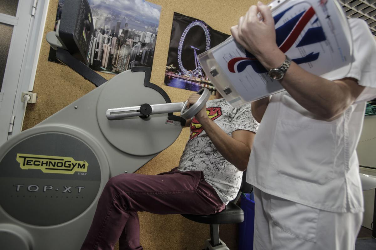 Un paciente realiza rehabilitación en el hospital de Alicante.