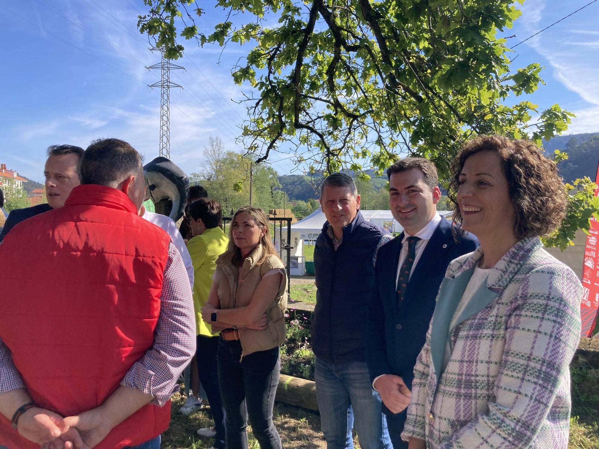 La directora de la feria, Geli Fernández, junto al alcalde de Salas, Sergio Hidalgo, y el consejero de Medio Rural, Marcelino Marcos