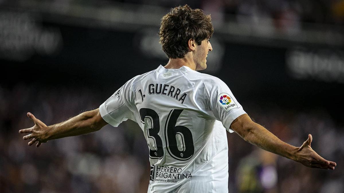 Javi Guerra, centrocampista del Valencia CF.