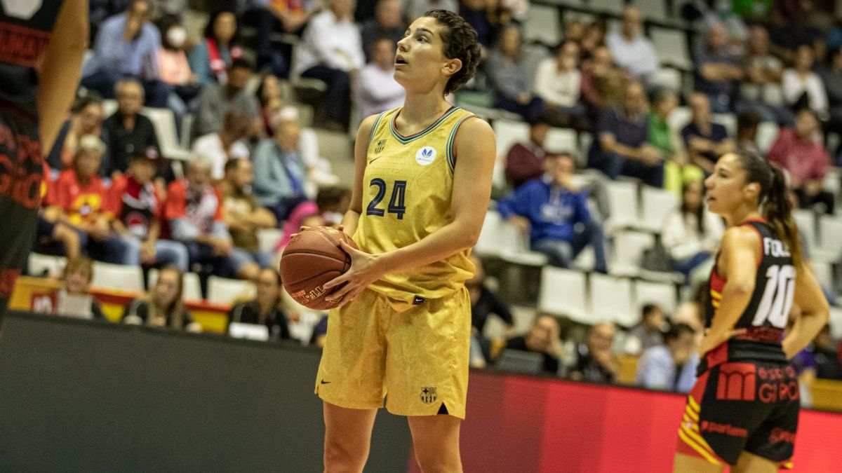 Ainhoa López disputando el primer partido de la temporada en la Lliga Catalana contra el Uni Girona