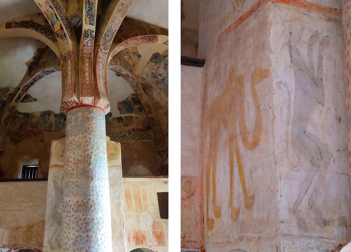 Detalle de la columna-palmera (izquierda) y las improntas de las figuras de un dromedario y un perro (derecha).