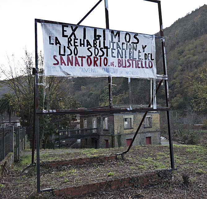 Una pancarta vecinal que exige el arreglo del sanatorio. | J. R.