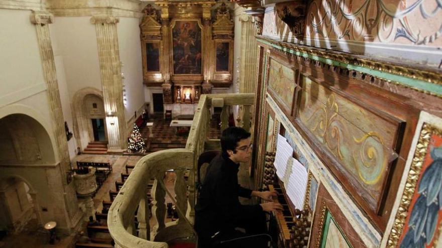 Samuel Maíllo, ayer, durante su concierto en Santa María la Real de la Corte.