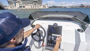 El patrón Alejandro Vidales navega con el barco eléctrico de De Antonio Yachts, el E23, que proveerá a la organización de la Copa América de vela