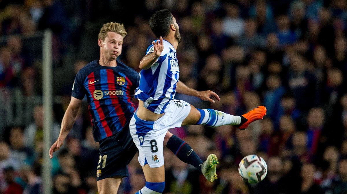 Frenkie de Jong y Mikel Merino pelean por un balón en el Barça-Real Sociedad del Camp Nou.