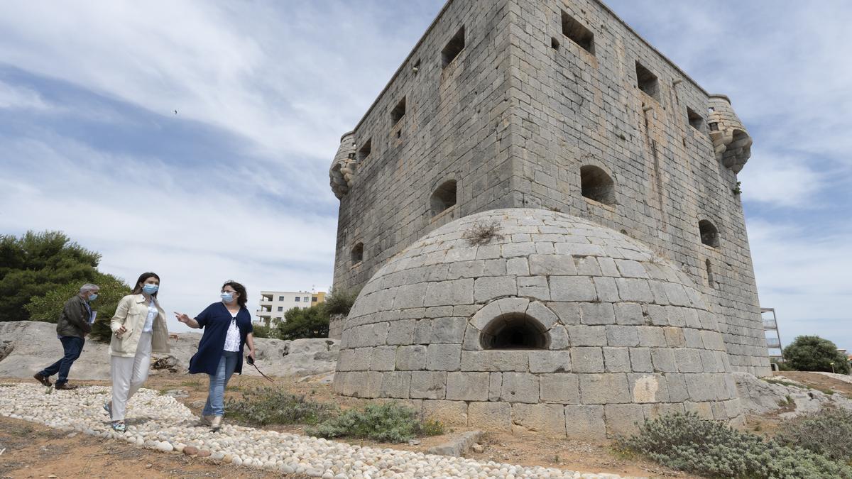 La Diputación y Orpesa valoran la mejora de la fortificación para favorecer la llegada de visitantes.