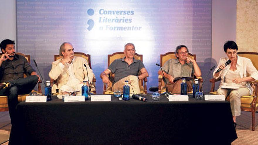 Antonio Lucas, Valentí Gómez, José Ovejero, Pere Joan y Chantal Maillard, ayer en el salón Orfeo del hotel Formentor.