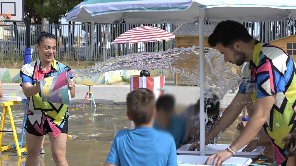 Un momento de la jornada con los juegos de agua.