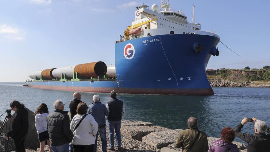 En imágenes: Así fue la espectacular entrada del &quot;GPO Grace&quot;, el barco más grande en atracar en el puerto de Avilés