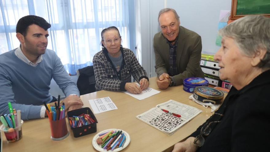 Reguera y Louzao departen con dos usuarias del centro.