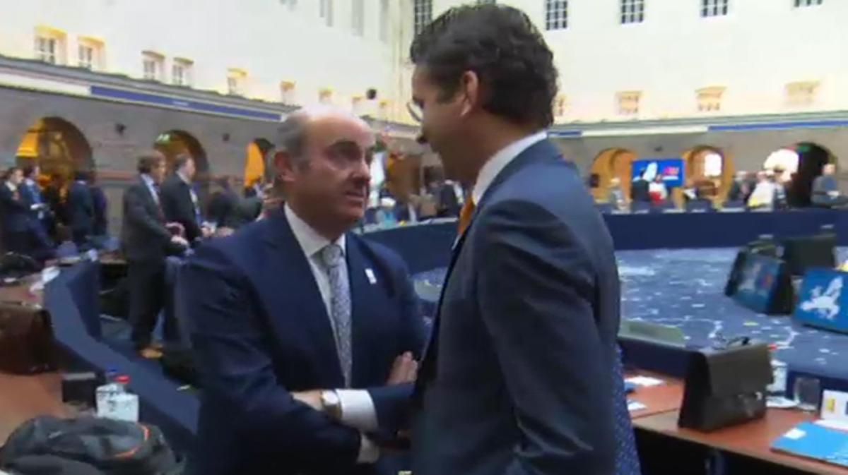 Conversa del ministre Luis de Guindos amb el president de l’Eurogrup, Jeroen Dijsselbloem.