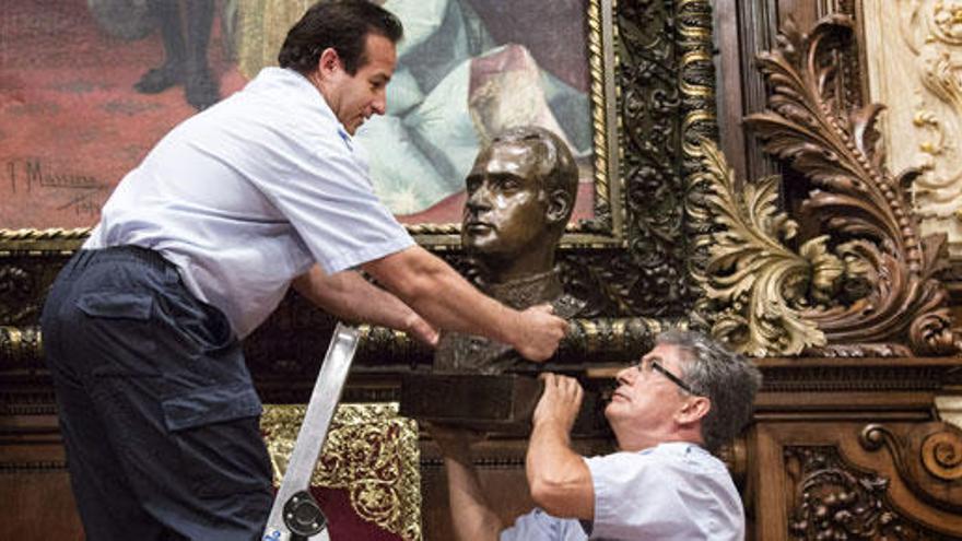 Momento de la retirada del busto del Rey Juan Carlos.