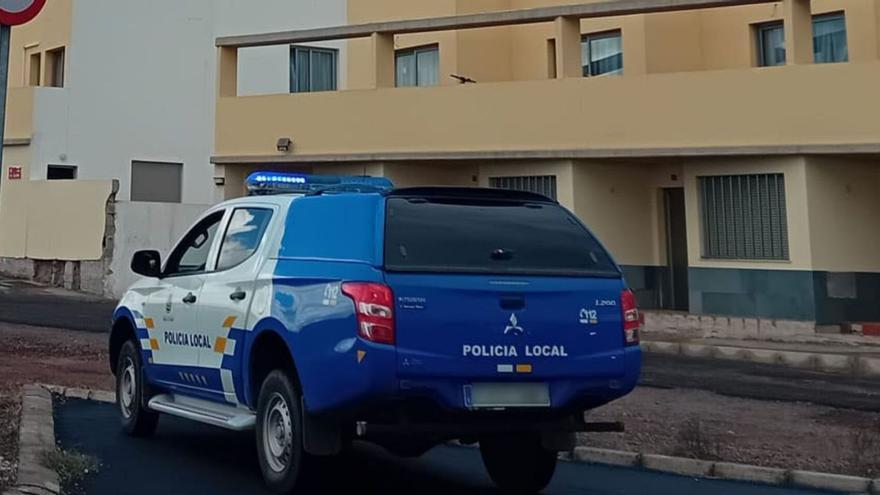 Un vehículo de la Policía Local de Puerto del Rosario, ante el inmueble donde se precintó el tercer piso.
