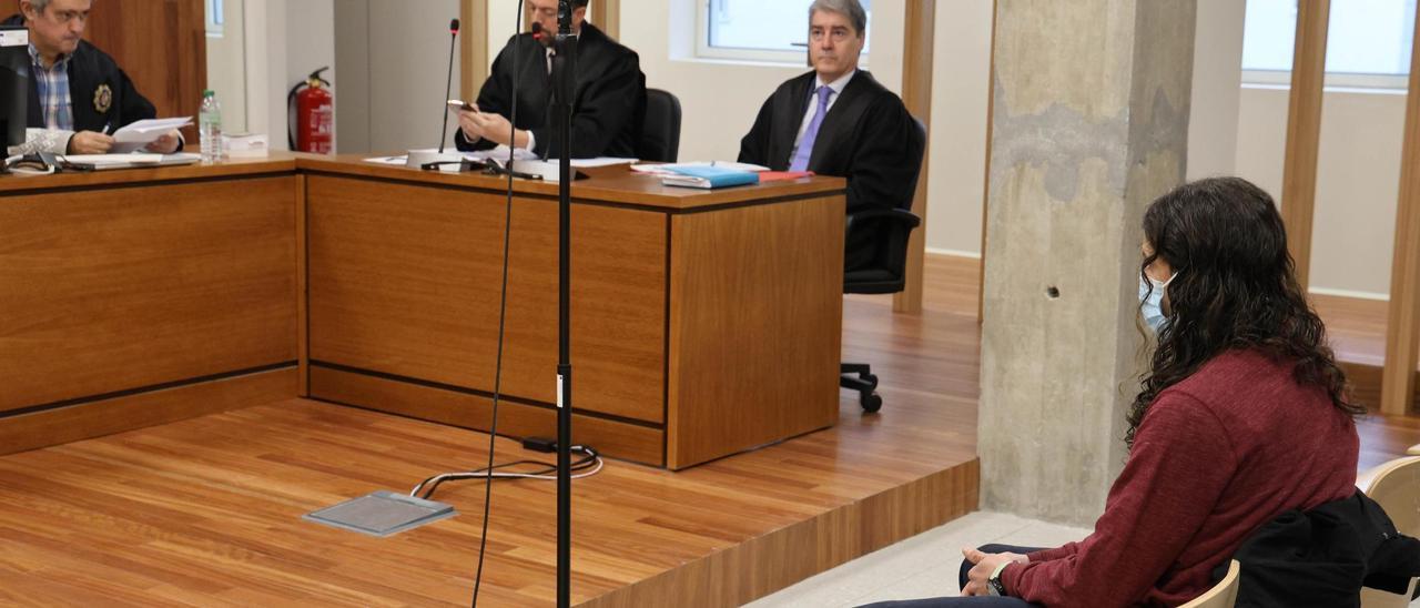 El acusado, de espaldas y con mascarilla, este lunes en la primera sesión del juicio que se celebró en la Audiencia de Vigo.