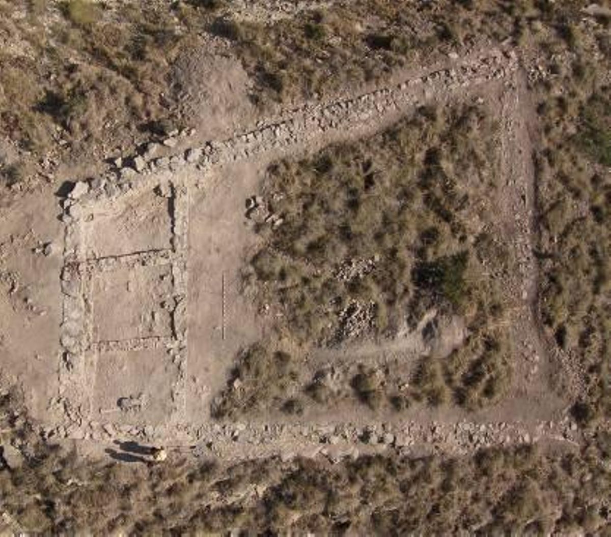 Una pala excavadora destroza un yacimiento íbero en El Campello