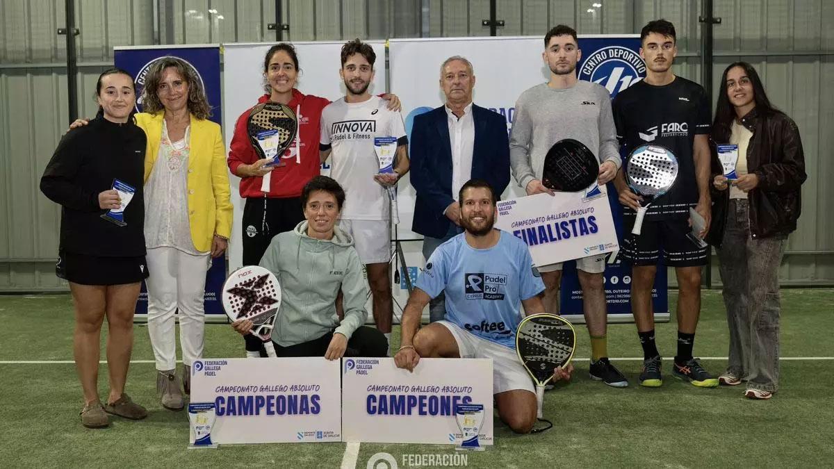 Fernández Prado, en el centro, en septiembre con los campeones absolutos gallegos de pádel.