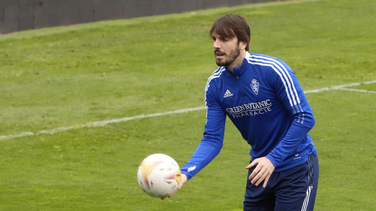 Eugeni, en el entrenamiento del pasado miércoles en La Romareda con el Real Zaragoza.