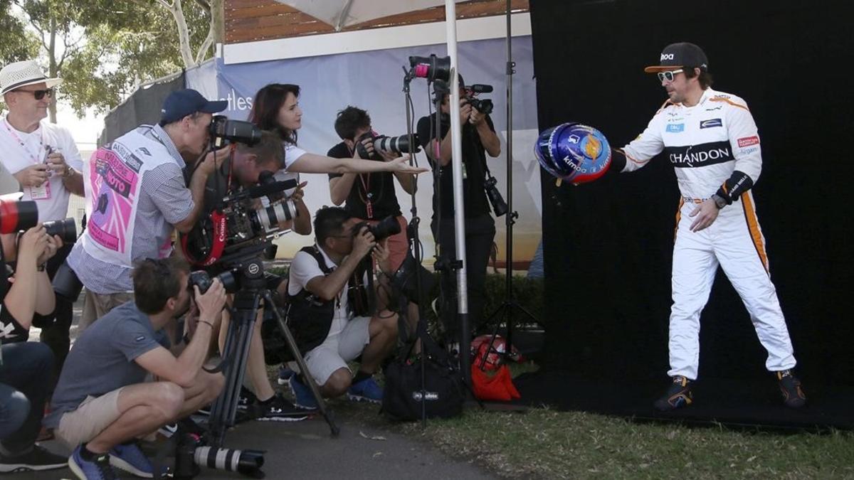 Fernando Alonso posa para los fotógrafos en el GP de Australia.