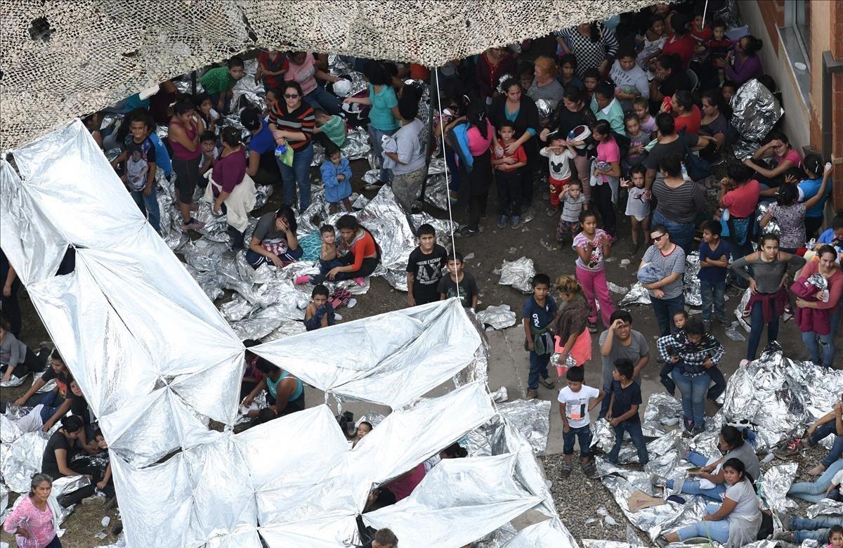 Familias migrantes duermen a la intemperie en la estación de McAllen, Texas.