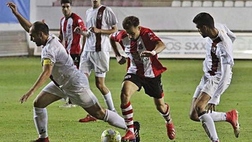 Dos jugadas del partido jugado el domingo por el Zamora contra el Real Burgos.