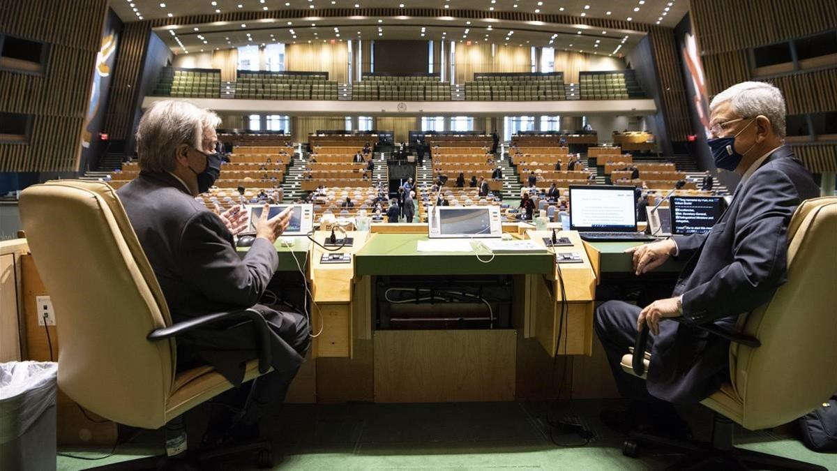 El secretario general de la ONU, Antonio Guterres, y el presidente de la 75ª Asamblea General, el turco Volkan Bozkir, este lunes en el inicio de la sesión.