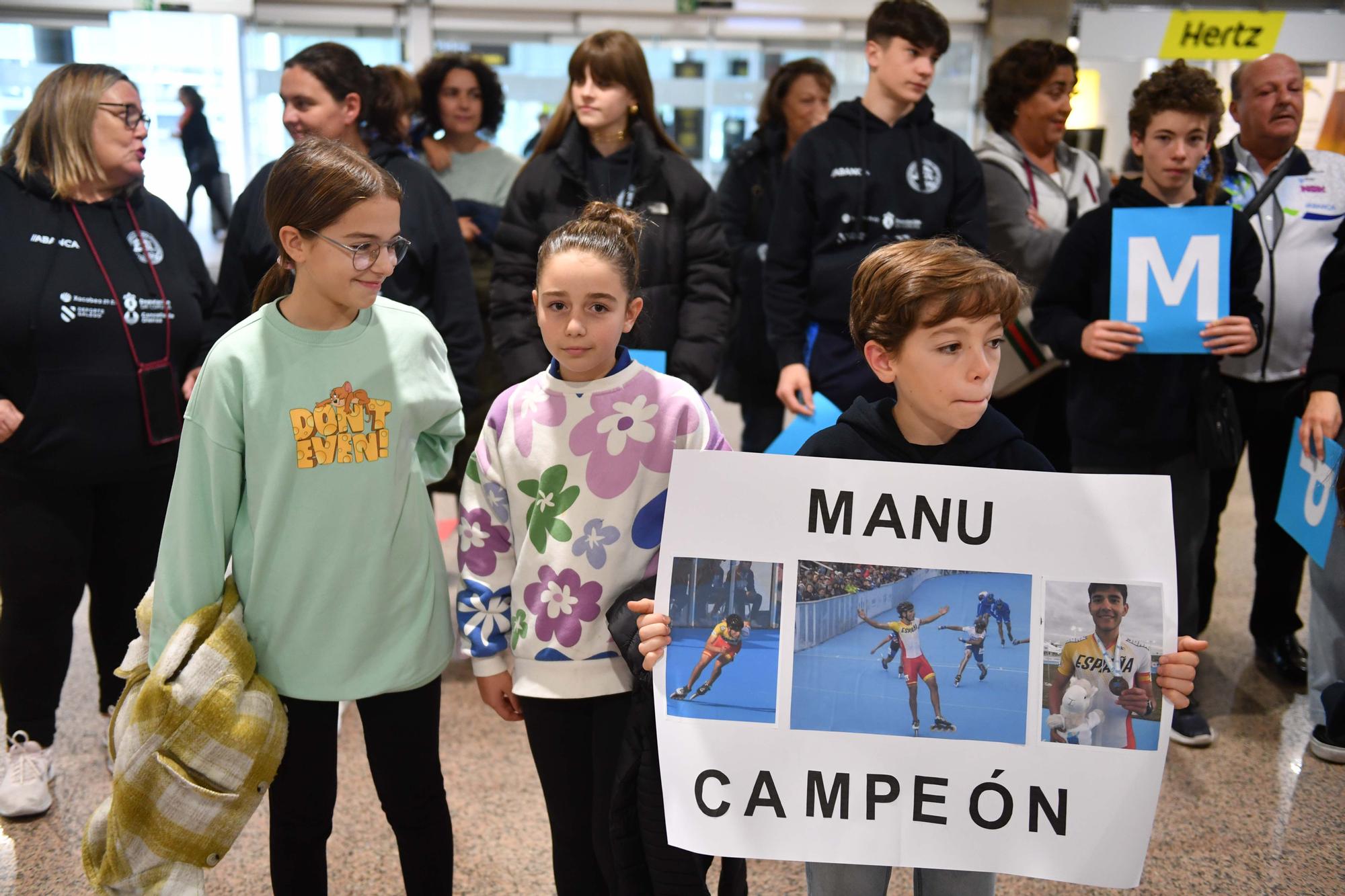 Recibimiento en A Coruña al patinador Manu Taibo con sus medallas