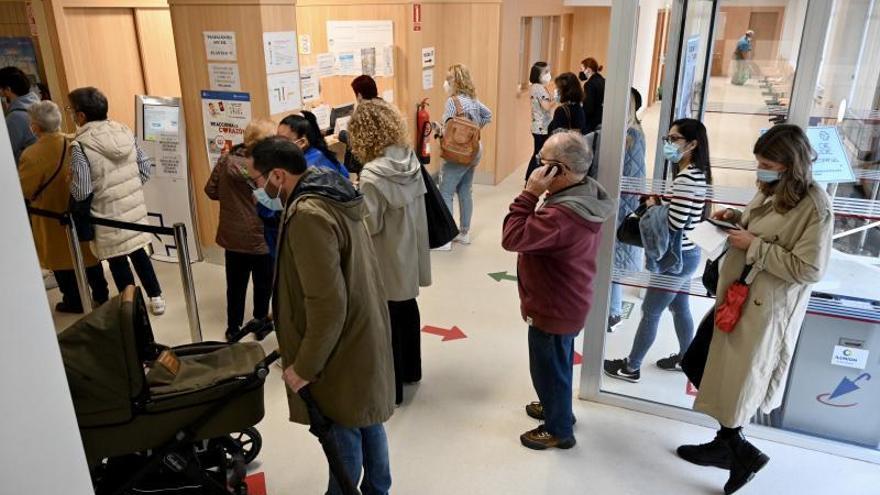 Cuatro facultativos atendieron las consultas urgentes, de pediatría y enfermería.   | // RAFA VÁZQUEZ