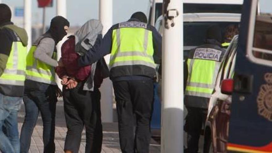 La Policía con el detenido en Crevillent el pasado domingo tras registrar una nave.