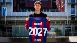 Pau Cubarsí, en La Masia tras firmar el acuerdo de su renovación con el Barça hasta 2027.