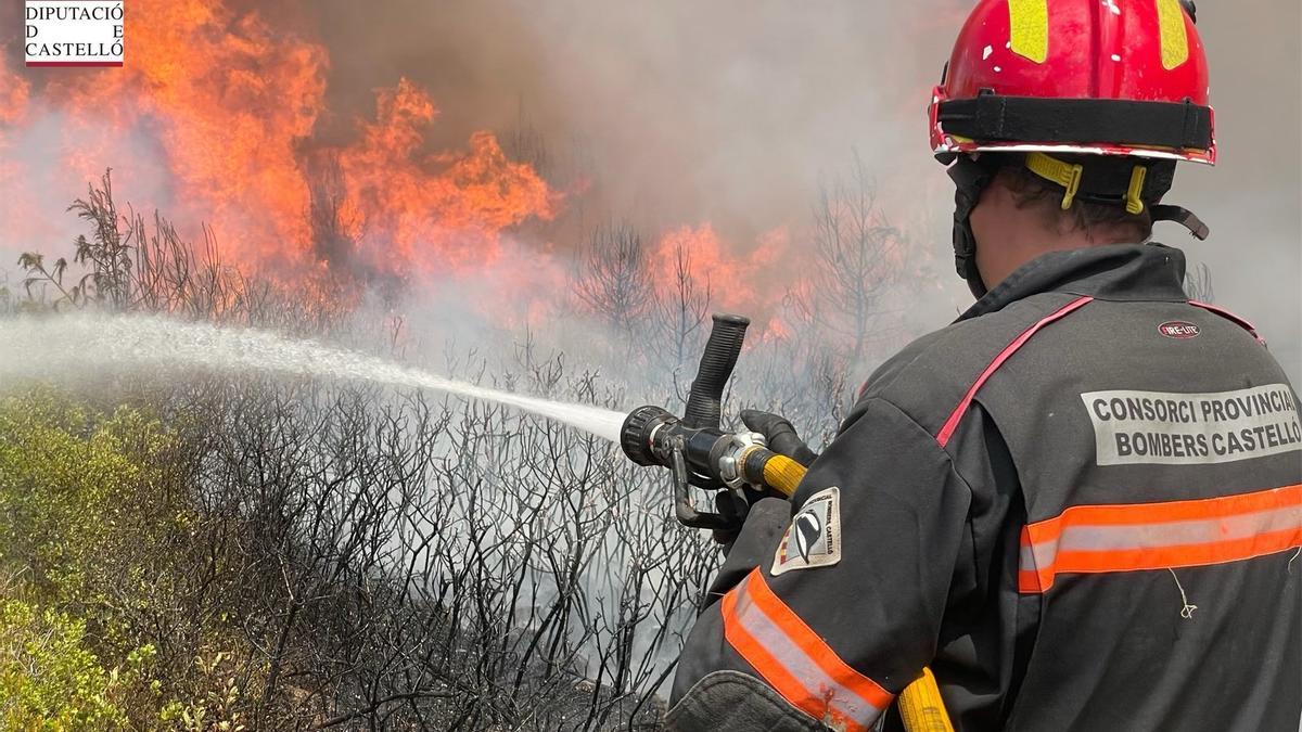 Un bombero combate las llamas en uno de los flancos en Les Useres