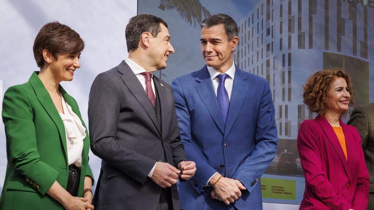 Juanma Moreno, Pedro Sánchez y María Jesús Montero en un acto en Sevilla