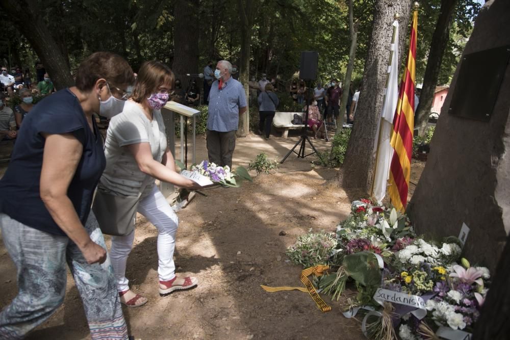 Moià alça un monòlit en memòria dels veïns que han mort durant la pandèmia