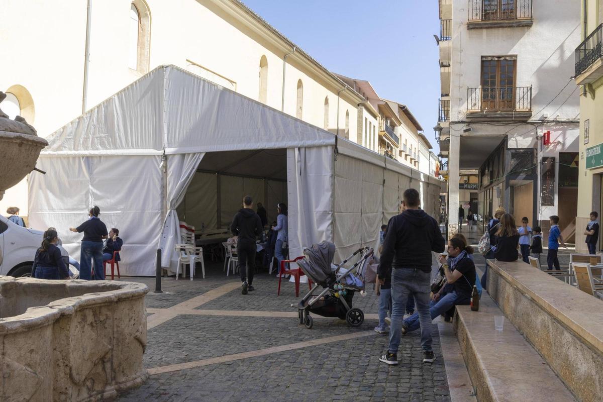 Ambiente en la carpa de la falla Tetuán-Porta de Sant Francesc.