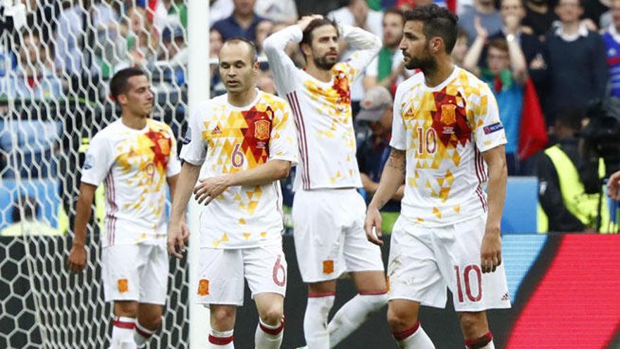 Los jugadores de España se lamentan tras perder con Italia.