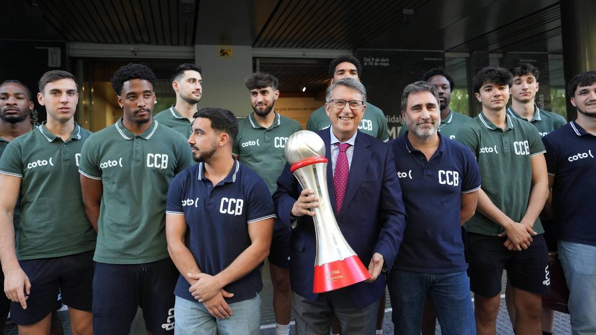 El Coto Córdoba celebra el ascenso a la Primera FEB.