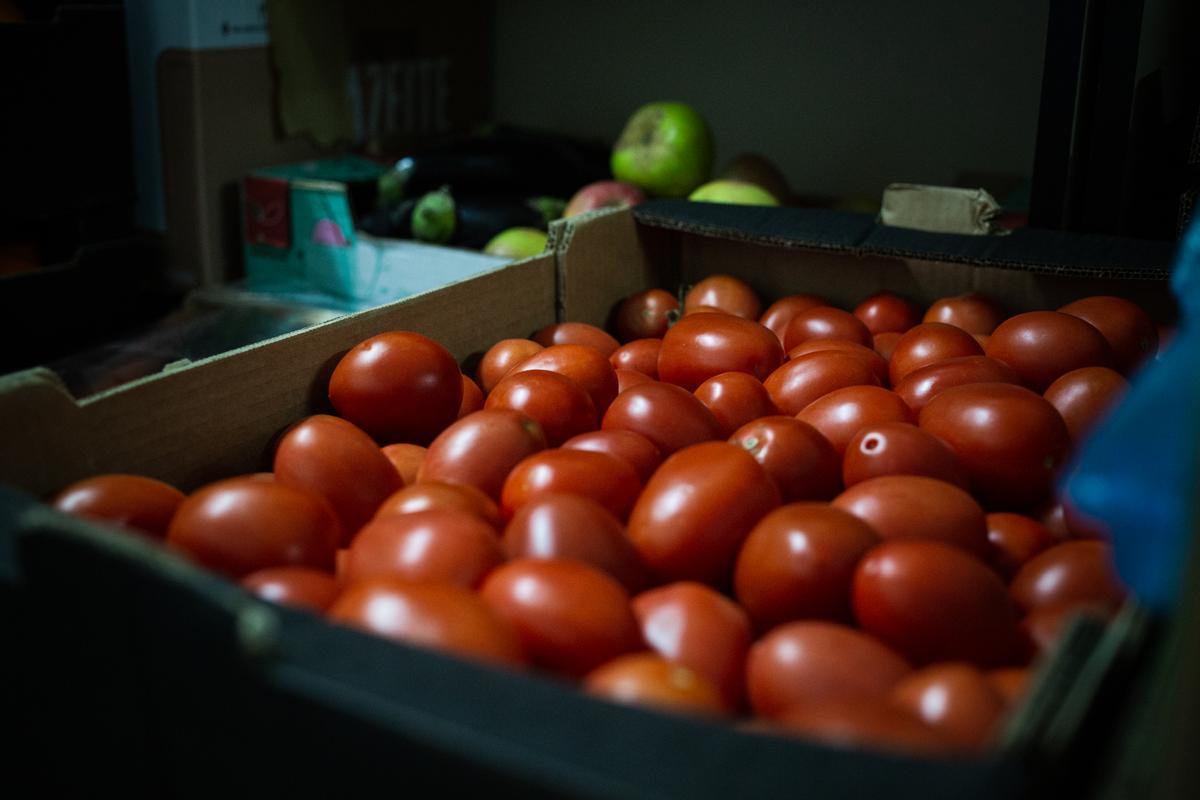 En su despensa, Farmacéuticos Solidarios preparan cestas con alimentos y comidas para personas que están en apuros económicos