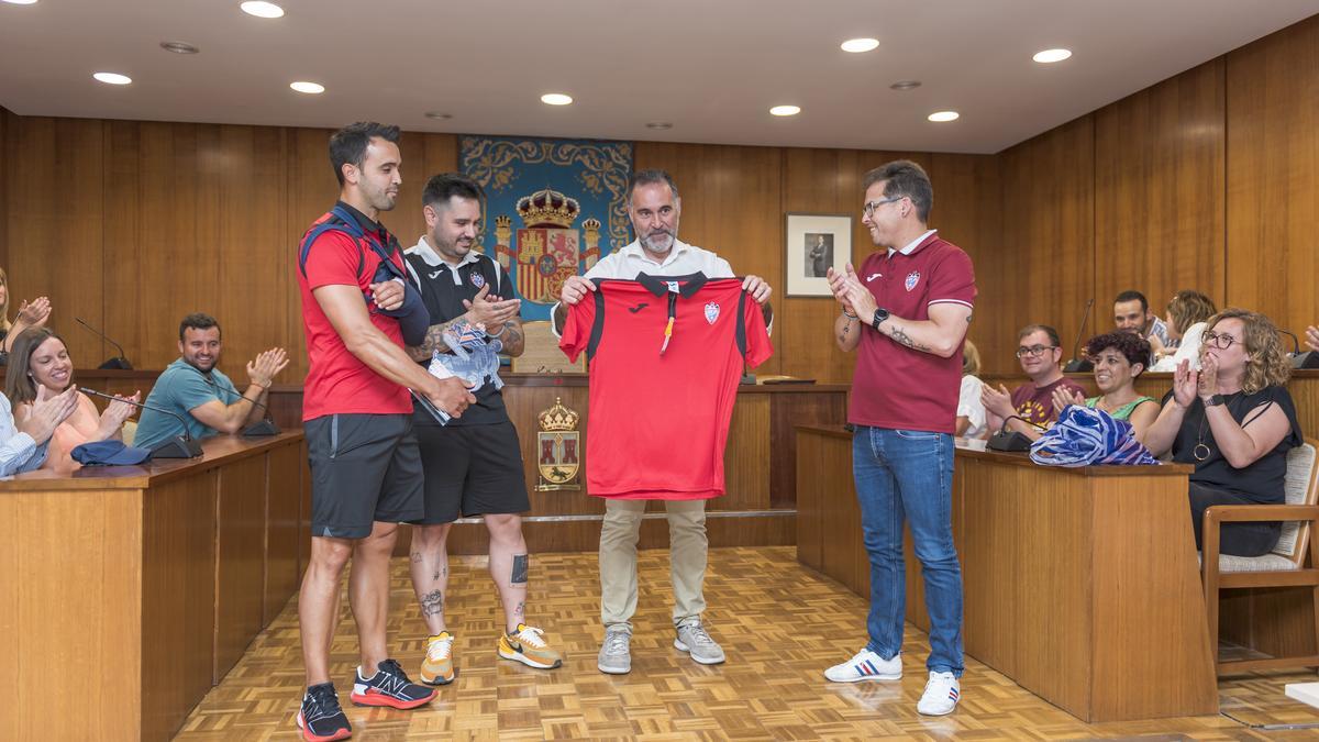El alcalde de Ibi recibiendo una camiseta del Rayo Ibense como agradecimiento del equipo.