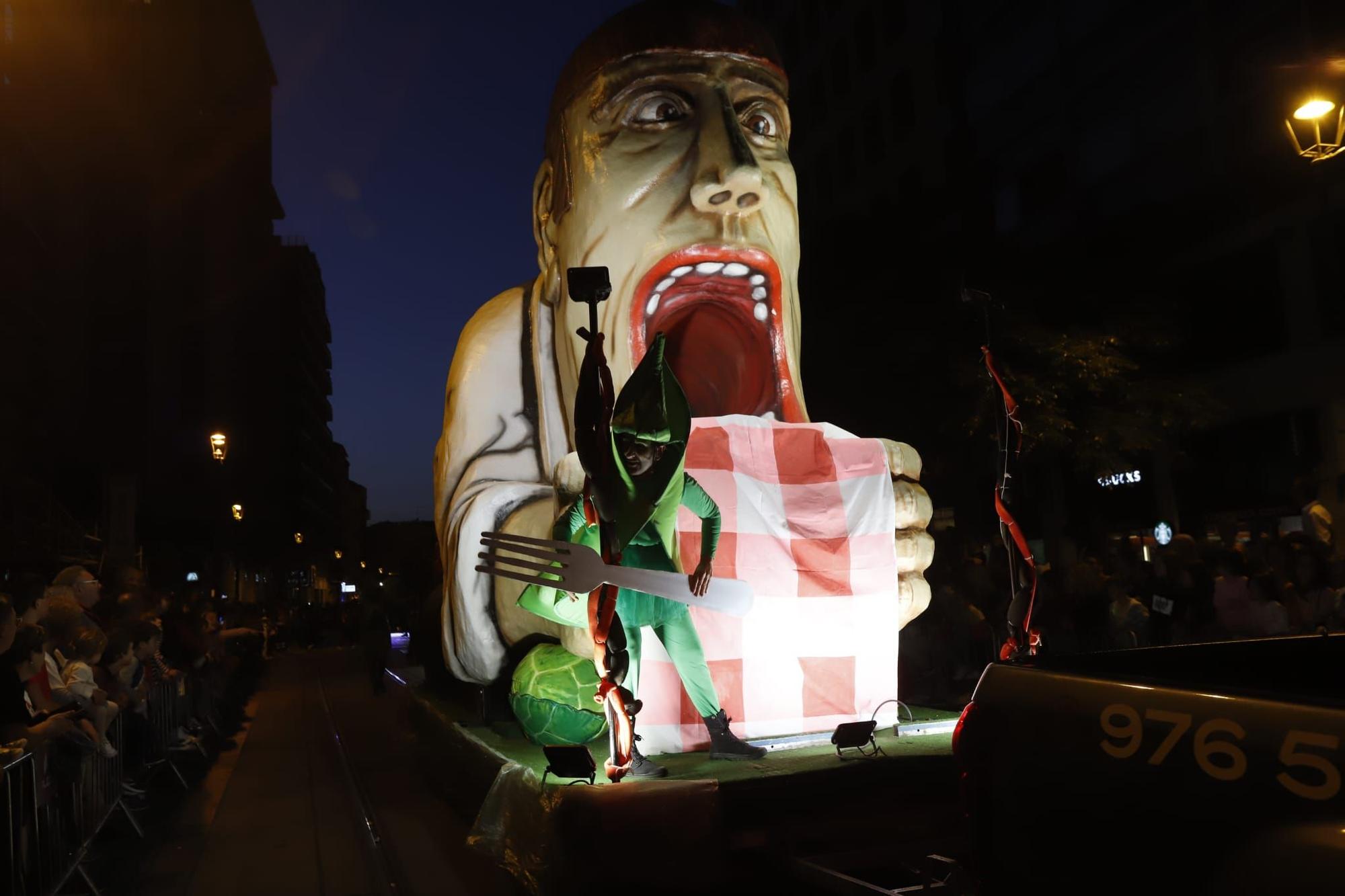 Un colorido y multitudinario pasacalles llena de alegría las calles de Zaragoza