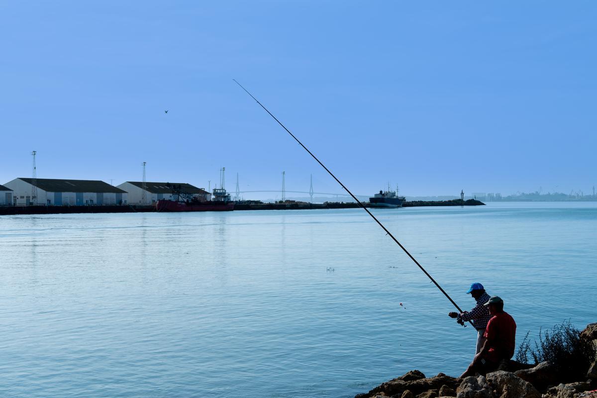 Pescadores cañaverales en el Puerto de Santa María de Cádiz en el río Guadalete de Andalucía