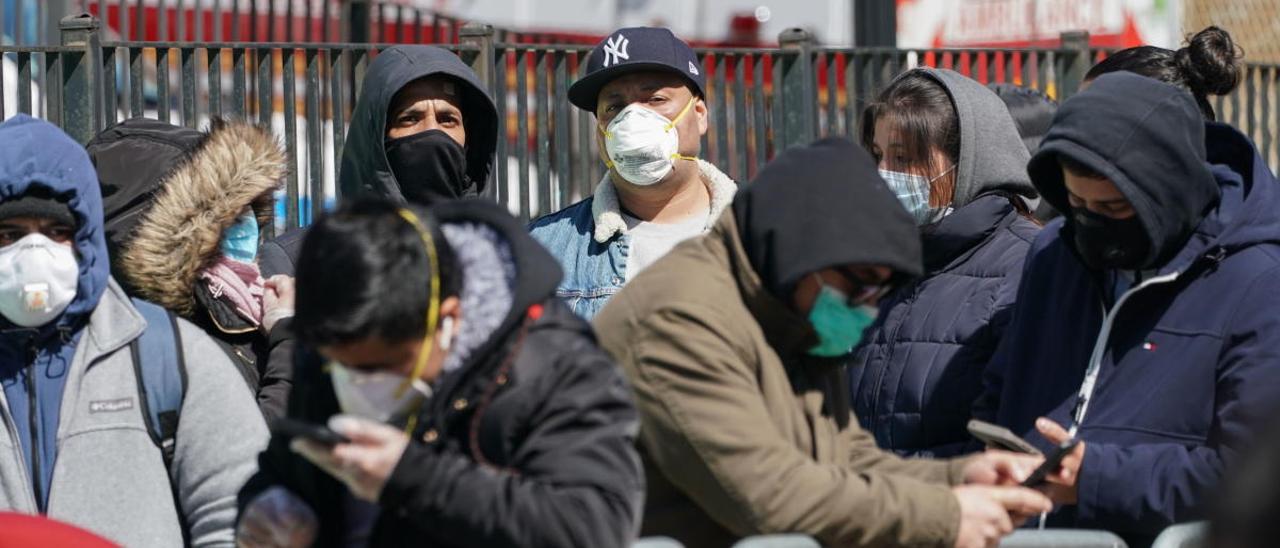 La gente hace cola para recibir una prueba de Coronavirus en el Hospital Elmhurst en el distrito de Queens, en Nueva York.