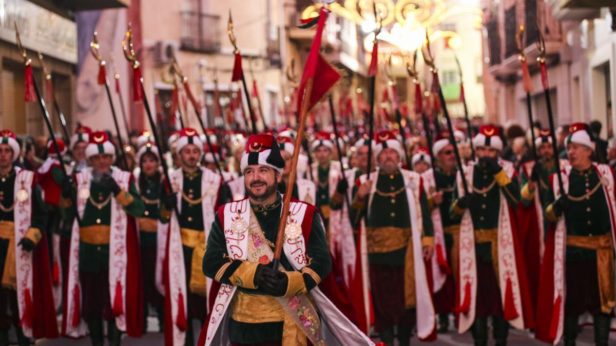 Las escuadras no podrán tener más de cinco miembros separados por una distancia de 1,5 metros