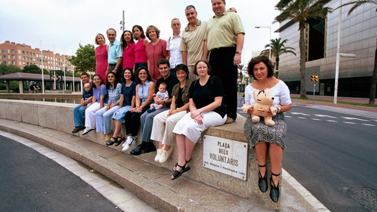 Algunos de los voluntarios olímpicos posando en la plaza dels Voluntaris