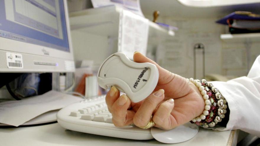 Una sanitaria muestra el botón antipánico que tienen los médicos.