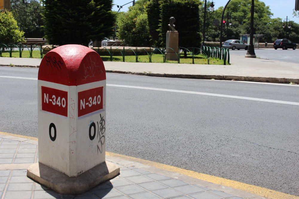 Mojón restaurado del kilómetro cero de la 340 en la avenida de la Constitución.