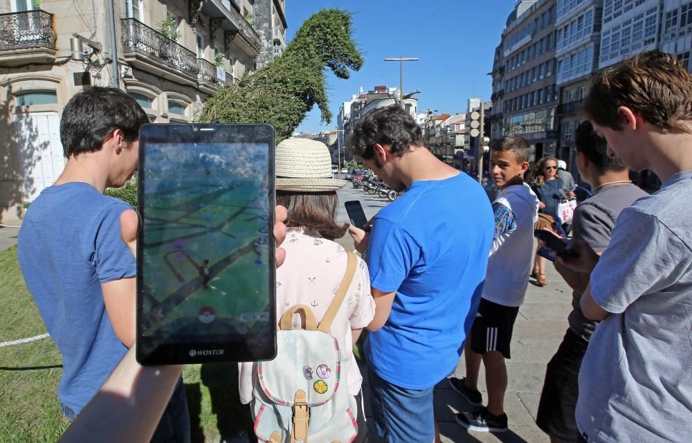 Un grupo de entrenadores capturan Pokemon en la Praza da Princesa