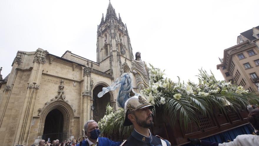 El Resucitado pincha durante la procesión, pero la Semana Santa remonta en Oviedo